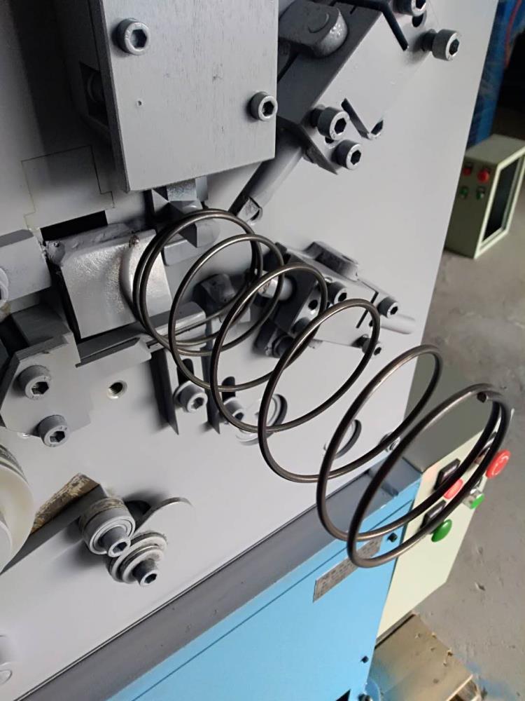 欣达弹簧机厂家直销 弹簧机出口供应商 精密弹簧机械设备加工