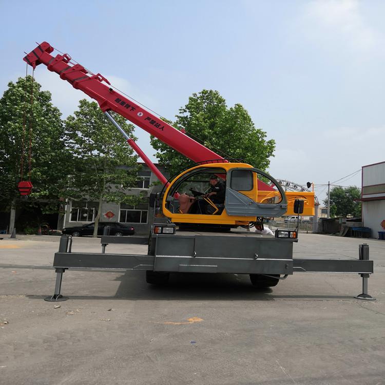 四驅輪式一體吊機四驅越野吊電力工程越野行走吊車