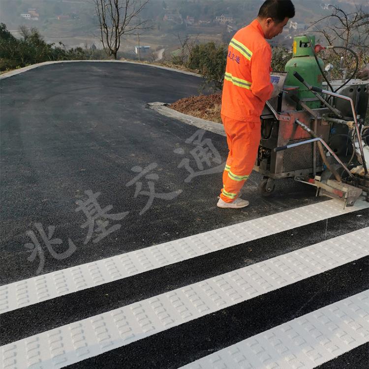 重庆石柱道路热熔标线施工 山区公路打振荡线公司