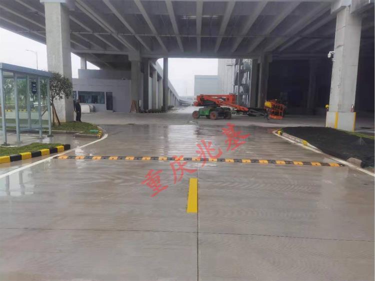 重庆地下车库出入口减速带安装施工 减速带生产厂家