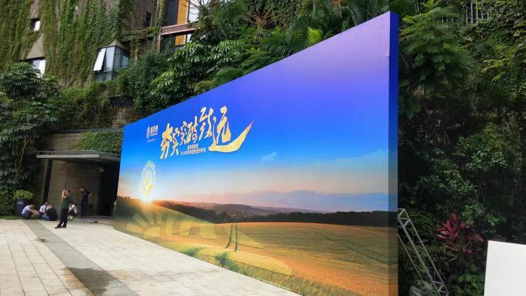 深圳舞臺桁架搭建安裝 黑底燈布制作 深圳廣告公司