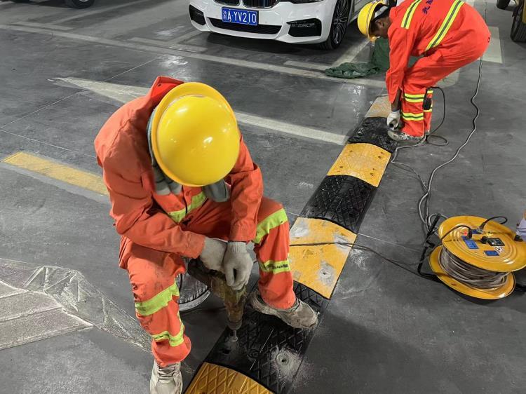 重庆厂区减速带生产安装施工 减速带生产公司